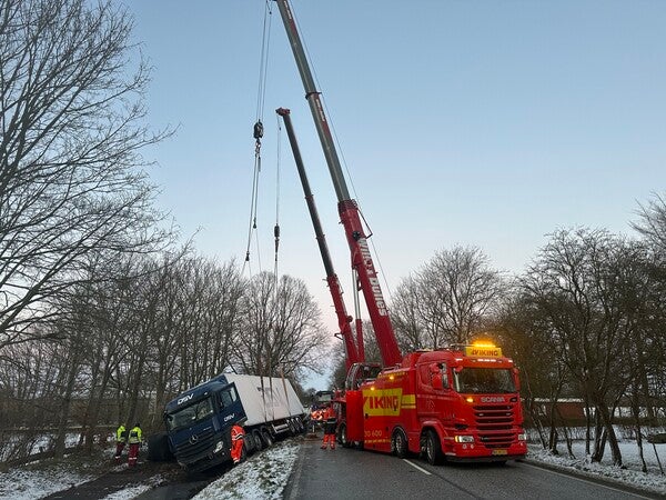 image by Mats Pankau containing truck, crane, road, tow truck, lift