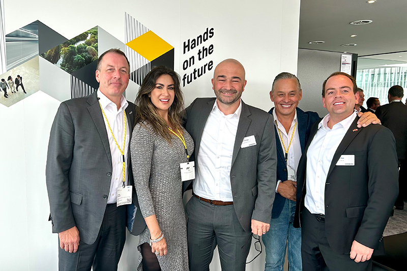Liebherr congratulates Grúas Cono Sur’s expansion into Colombia