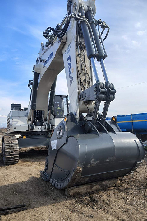 The R 9150 excavator arrives in Greece