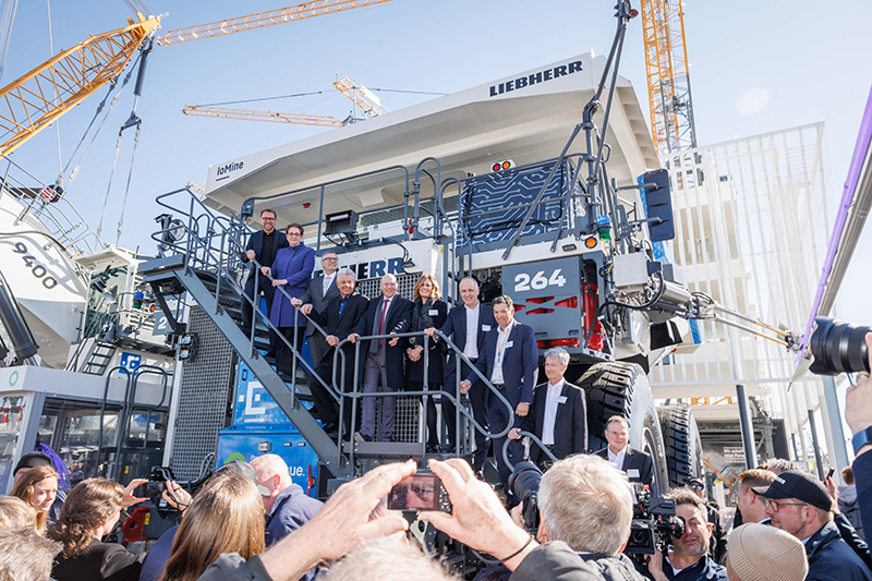Bauma 2025 started: Official tour of the trade fair visits Liebherr stand